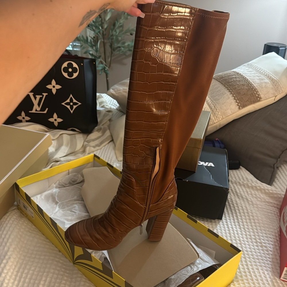 Boots - Picture 3 of 3